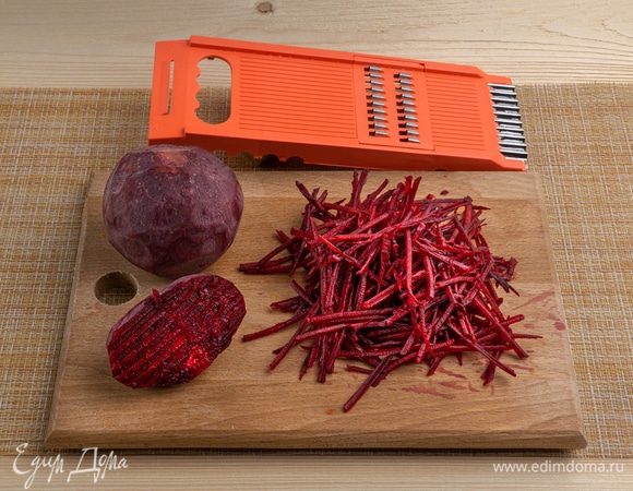Свежую свеклу натереть на терке для корейской моркови.
