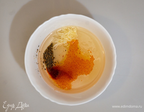 В небольшой емкости смешать уксус, растительное масло, тертый чеснок и специи. Ароматный маринад для свеклы готов.