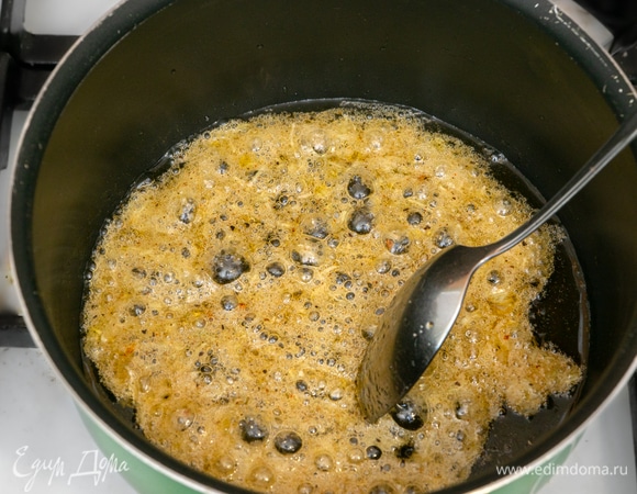 Довести маринад до кипения на небольшом огне.