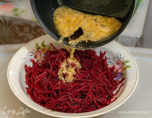 Тертую свеклу залить горячим маринадом, тщательно перемешать и поместить в холодильник на сутки. В течение суток свеклу несколько раз перемешать.