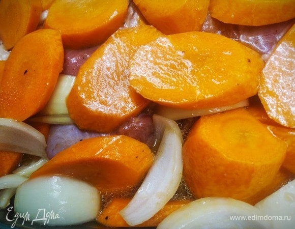 Подготовить мясо и овощи. Уложить в утятницу мясо, сверху — нарезанные крупно лук и морковь. Смешать масло и специи по вкусу (я использую соль, черный и красный перец, кориандр). Обмазать все смесью, закрыть крышкой и оставить на 10 минут.