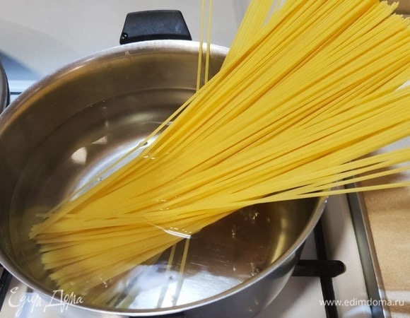 Спагетти отварить, как указано на упаковке.