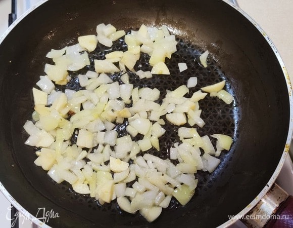 Обжарить лук и затем рубленый чеснок.