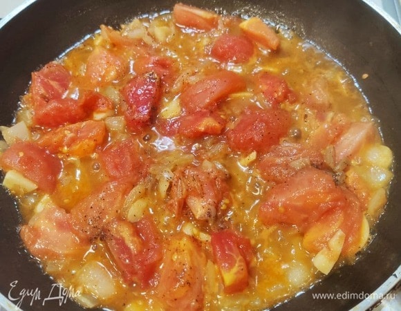 Посолить, поперчить, по желанию добавить итальянские травы (базилик, орегано, розмарин или тимьян). Тушить около 5 минут до образования однородной массы.