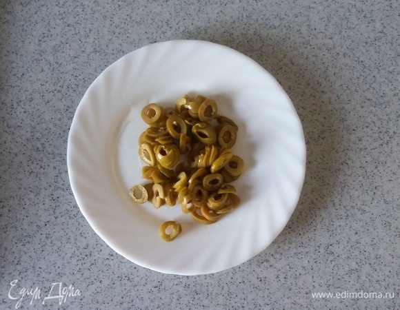 Оливки нарезать кружочками.