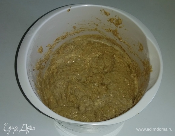 Для приготовления теста я использовала кипяченую воду комнатной температуры. Куриные яйца разбиваем в отдельную пиалку. В глубокую емкость нужно насыпать просеянную блинную муку, измельченные ржаные отруби, добавить соль, куриные яйца, оливковое масло и кипяченую воду. Затем перемешиваем все миксером до однородного состояния. После этого добавляем нарезанные кружочками оливки и перемешиваем тесто еще раз ложкой.