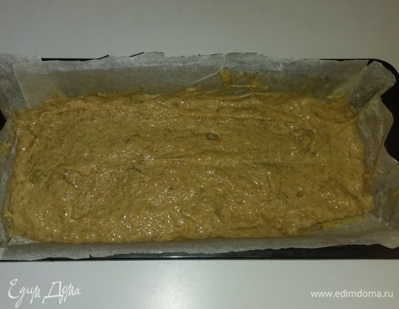 Застилаем форму для выпечки бумагой для выпекания, смазываем чуть-чуть растительным маслом, чуть посыпаем блинной мукой и выкладываем тесто. Разогреваем духовку до 185°C и ставим в нее форму с тестом на 45 минут (время приготовления зависит от вашей духовки).