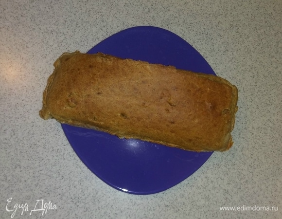Спустя указанное время достаем форму с хлебом из духовки. Вынимаем хлеб из формы, кладем его на тарелку и остужаем до комнатной температуры. А потом едим с чем-нибудь вкусным. Приятного аппетита!