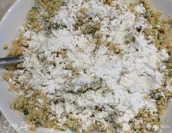 В чашу блендера кладем нут, 2 зубчика чеснока, 0,5 головки репчатого лука, соль, лимонный сок, приправы, резаную кинзу и все перемалываем. Добавляем две ложки муки и оставляем минут на 20.