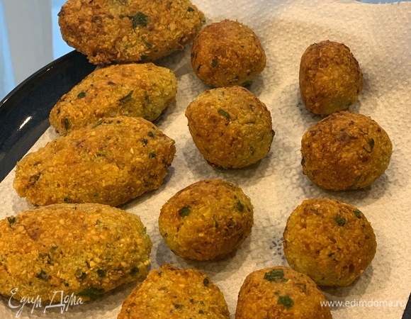 Формируем шарики и жарим до золотистого цвета в большом количестве масла. Откидываем на салфетку, чтобы впитался лишний жир.