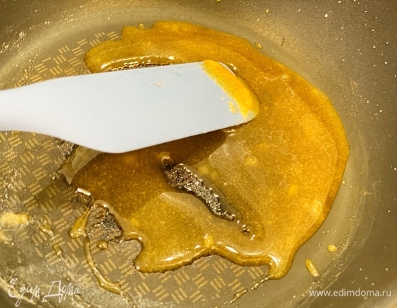 Карамель. В сотейнике растопить сахар и довести до золотистого цвета.