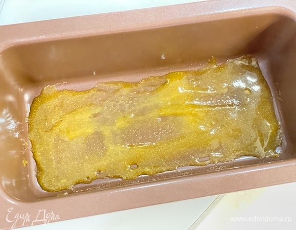 Вылить карамель в форму, быстро распределить по всему дну.