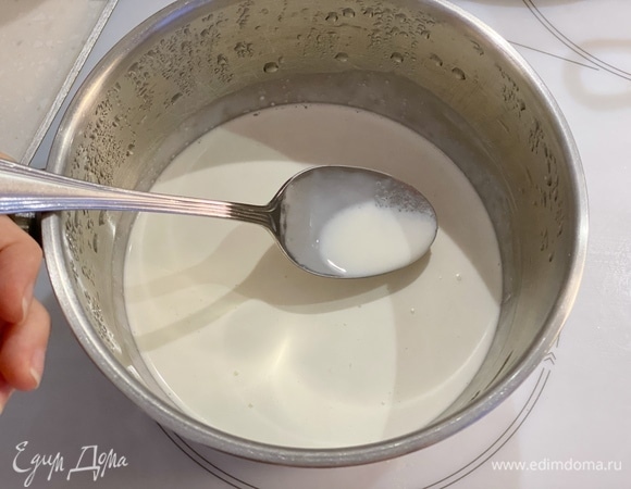 Флан. Сливки, молоко и сахар довести до кипения в сотейнике и остудить до 40°C.