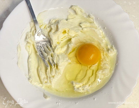 Сливочный сыр соединить с сахарной пудрой и по одному добавить яйца до получения однородной массы. Объединить обе массы.