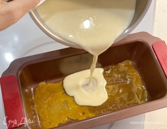 Вылить сырную массу в форму на карамель.