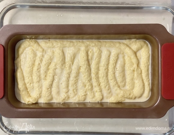 Бисквит. Яйца взбить с сахаром в пышную массу, добавить просеянную муку и аккуратно перемешать лопаткой. Выложить тесто на сырный слой (лучше с помощью кондитерского мешка). Форму с заготовкой поставить в другую форму с горячей водой. Выпекать при 160°C 20 минут. Далее — 40 минут при 150°C. Готовый десерт охладить и убрать в холодильник часов на 6. Пройтись ножом по краю формы и перевернуть флан на блюдо.