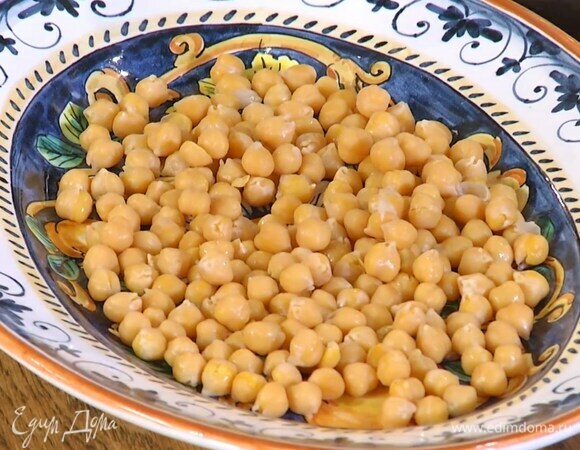 Нут отварить согласно инструкции на упаковке без добавления соли.