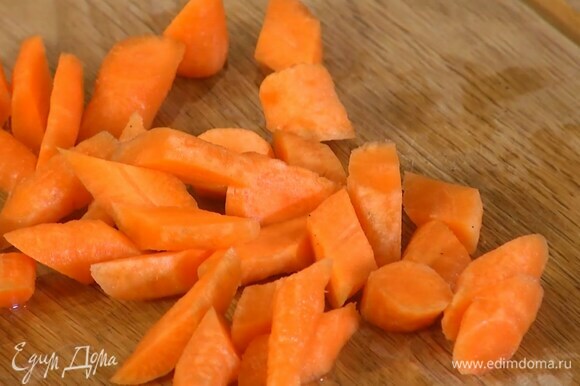 Морковь почистить и нарезать брусками.