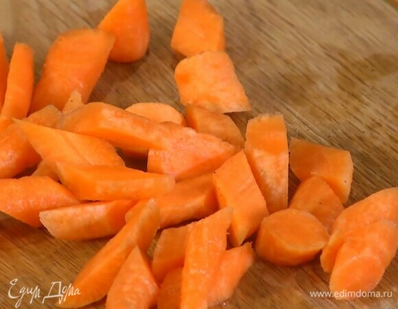 Морковь почистить и нарезать брусками.