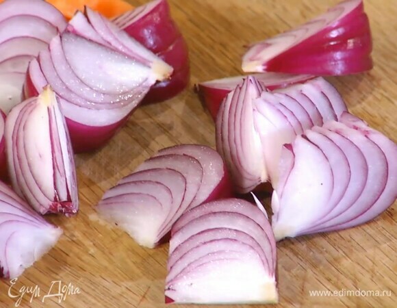Лук почистить и нарезать дольками.