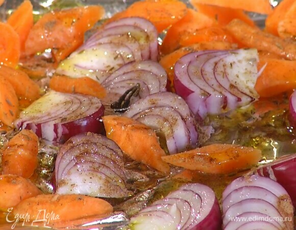 Противень выстелить фольгой, выложить морковь и лук, посыпать зирой, корицей и гвоздикой, полить медом, 2 ст. ложками оливкового масла и запекать в разогретой духовке 10 минут.