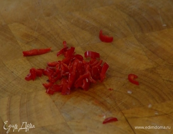 Перец чили мелко порубить.