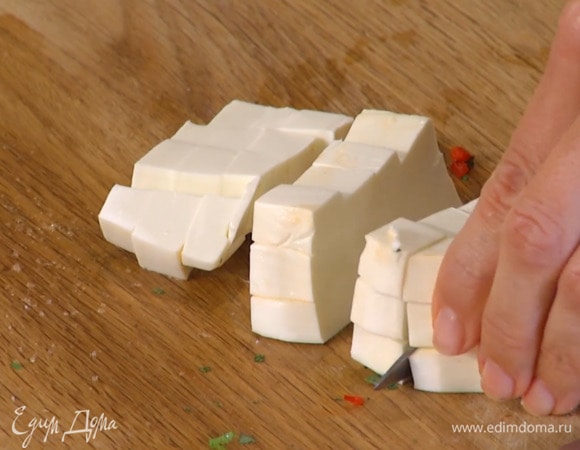 Фету нарезать маленькими кубиками.