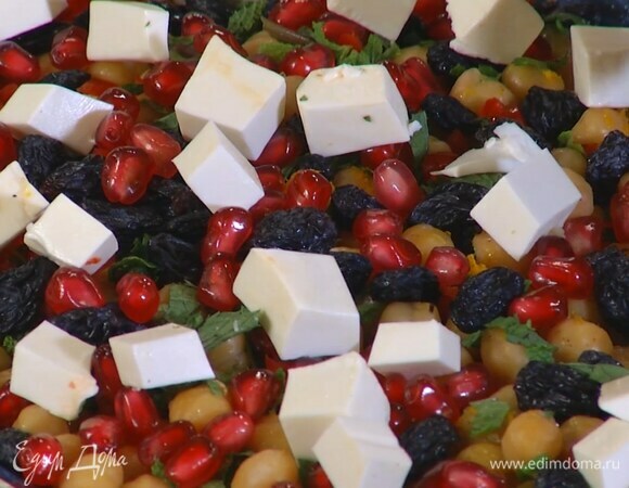 Готовый нут переложить на блюдо, полить оставшимся оливковым маслом, апельсиновым соком, посыпать цедрой, мятой, посолить, поперчить, сверху выложить изюм, чили, зерна граната, фету и запеченные морковь с луком.