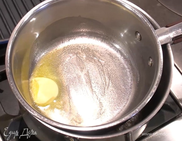 На водяной бане растопить 1 ст. ложку сливочного масла.