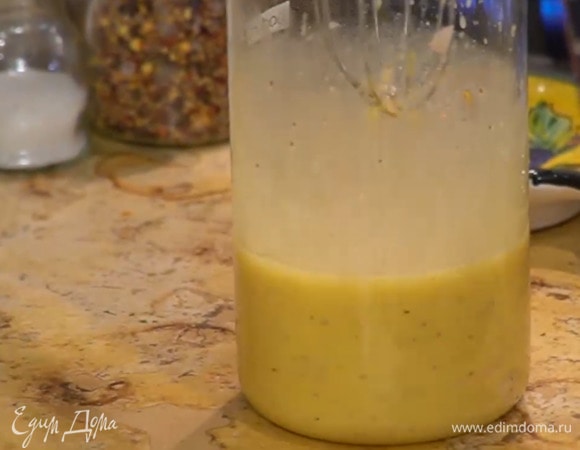 Приготовить соус: шалот почистить, мелко порубить и выложить в пиалу, залить уксусом и белым вином, добавить соль, оба вида перца и растопленное сливочное масло, все перемешать, затем ввести яичные желтки и взбить блендером с насадкой-венчиком.