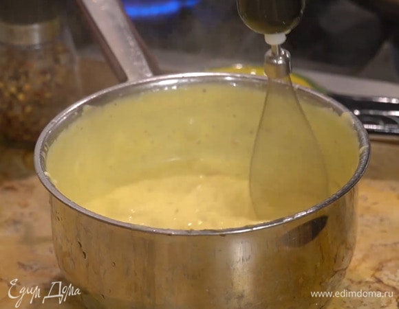 На той же водяной бане растопить 200 г сливочного масла и, не снимая кастрюли с огня, взбивать блендером с насадкой-венчиком, вливая тонкой струйкой желтковый соус и продолжая взбивать, пока соус не заварится, затем снять с водяной бани и взбивать еще некоторое время.