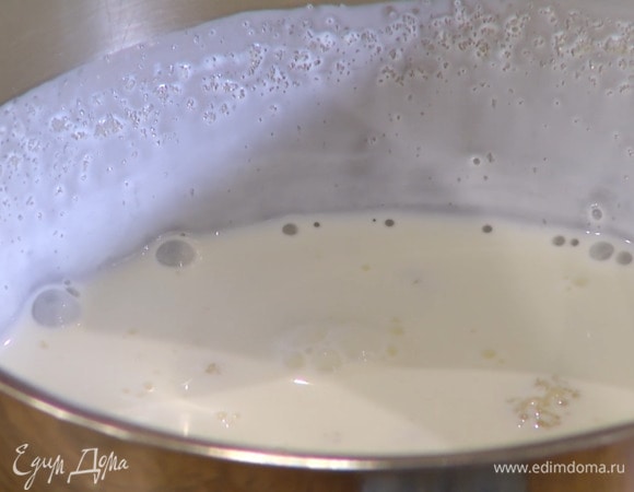 Сливки прогреть на маленьком огне, так чтобы они стали теплыми, затем растворить в них желатин.