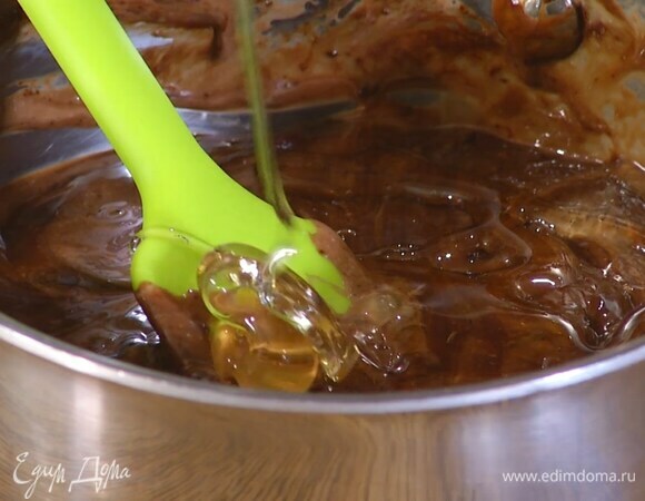 Шоколад поломать небольшими кусочками, выложить в кастрюлю, добавить сливочное масло, влить эспрессо и растопить все на водяной бане, затем снять с огня, добавить яичные желтки и вымешать, влить сливки с желатином, мед и все перемешать.