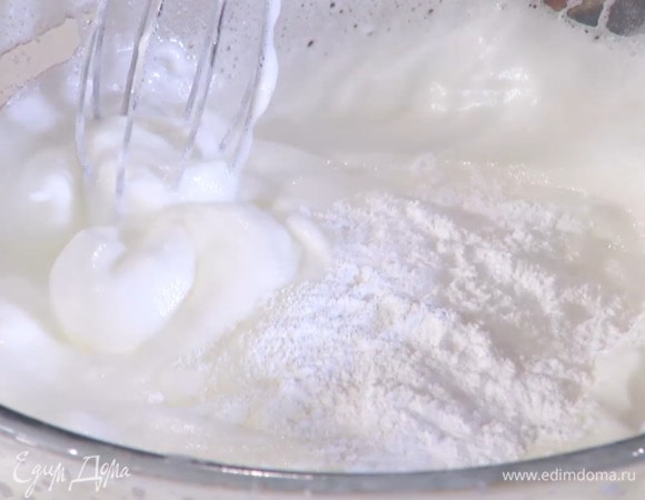 В белки добавить винный камень и взбить блендером с насадкой-венчиком в пышную пену, затем всыпать сахарную пудру и продолжать взбивать, пока не получится очень плотная, гладкая масса.