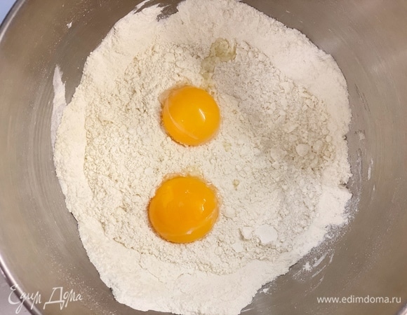 Добавить желтки и яйцо. Замесить мягкое тесто.