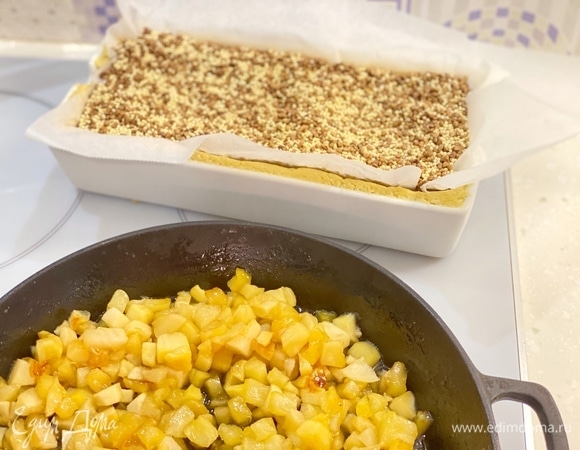 Основу для пирога застелить пергаментом, засыпать груз и выпекать при 190°C 15 минут. Извлечь груз. Выложить яблочную начинку.