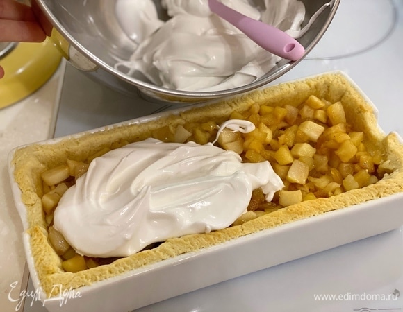 Для безе белки взбить с сахаром до устойчивых пиков. Аккуратно распределить поверх яблок. Выпекать при 150°C 25 минут.