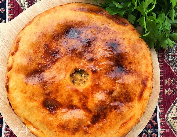 Поставить в духовку и выпекать 30–40 минут.