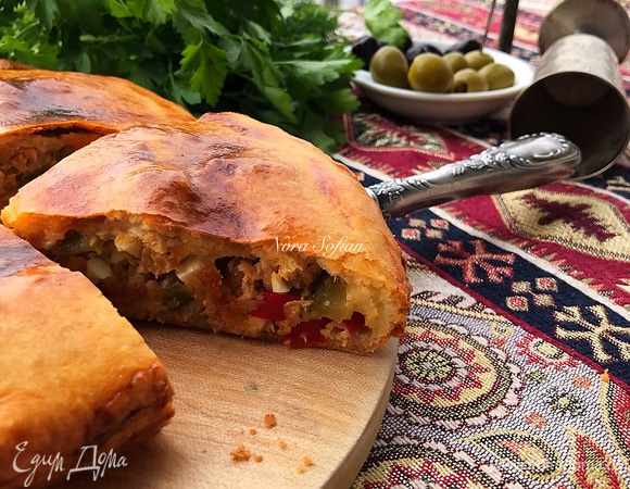 Готовый пирог вынуть из духовку и дать слегка остыть.