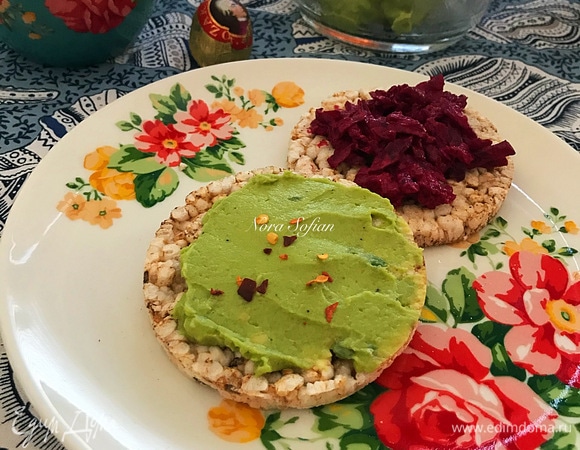 Переложить готовую намазку из авокадо в контейнер и дать настояться в холодильнике минимум один час.