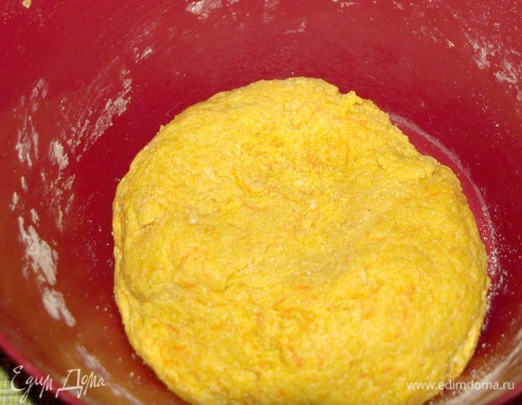 Замесить мягкое тесто.