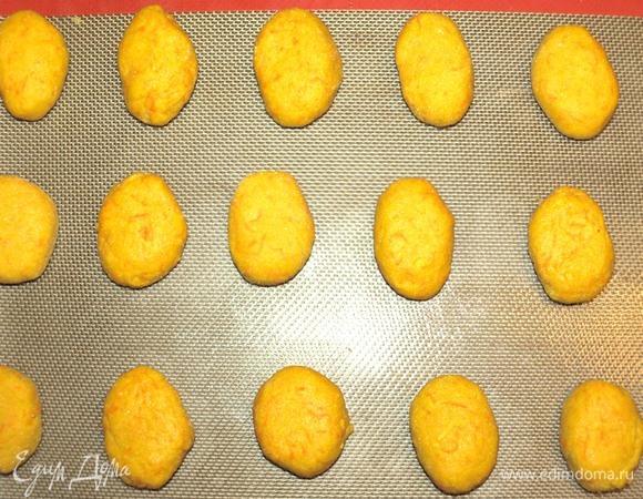Отрываем небольшой кусочек теста и формируем овальное печенье. Выкладываем на противень, выстланный пекарской бумагой или силиконовым ковриком. Отправляем в заранее разогретую до 180°C духовку на 15 минут (зависит от вашей духовки).