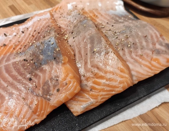 Филе лосося без кожи (каждый кусочек — около 200 г) промыть, обсушить, посолить, поперчить. Приготовить смесь из красной паприки хлопьями, карри, соли и острого перца чили.