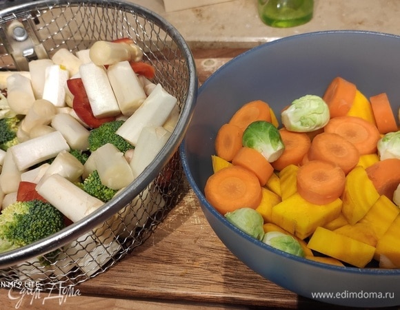 Овощи очистить, вымыть и нарезать на кусочки приблизительно одинакового размера. Овощи могут быть совершенно разными, какие есть в наличии и соответствую вашему вкусу. Я сложила отдельно те, которые будут готовится чуть дольше, — это небольшая репка, морковь и брюссельская капуста.