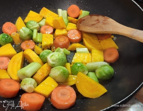 В сковороде разогреть оливковое масло и на относительно большом огне обжарить первую партию овощей. Жарить минут 4–5.