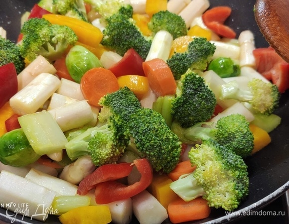 Выложить остальные овощи и жарить еще минуты 3–4.
