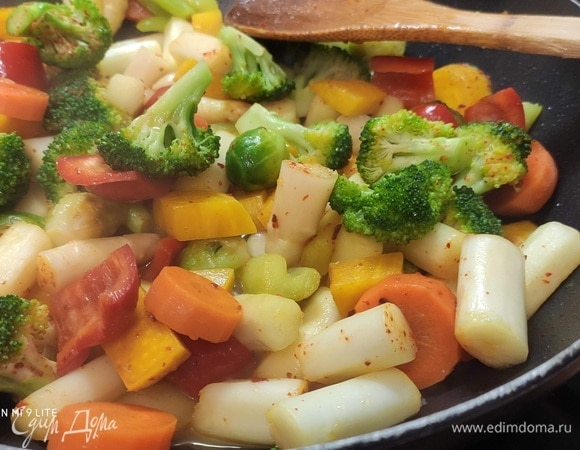 Овощи посыпать 1/3 от всего количества смеси специй, влить белый бальзамический уксус (альтернатива: винный, яблочный), сок лайма или лимона и апельсина (вместо апельсинового сока можно использовать овощной бульон или воду). Добавить сахар (альтернатива: мед, кленовый сироп, сироп агавы). Перемешать, накрыть крышкой и томить 5 минут. В конце посолить, поперчить, добавить нарезанные стебли зелени (саму зелень оставить для подачи) и сливочное масло. Тушить, иногда помешивая, пока масло не растает и не сделает соус густым. Оно придаст овощам незабываемый вкус.