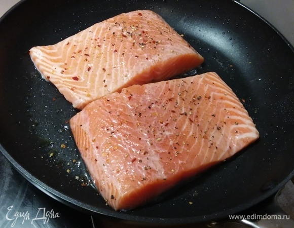 На разогретом топленом масле обжарить лосось. Во время жарки посыпать сначала одну сторону смесью специй, затем перевернуть рыбу и посыпать вторую. Жарить лосося долго — значит, его испортить. Лосося нужно снимать с огня еще до того, как начнет выделяться свернувшийся белок (такие неаппетитные белые пятна). Итак, жарить на среднем огне с одной стороны 5 минут, с другой — 2–3 минуты, затем выключить огонь и полить рыбу образовавшимся маслом.