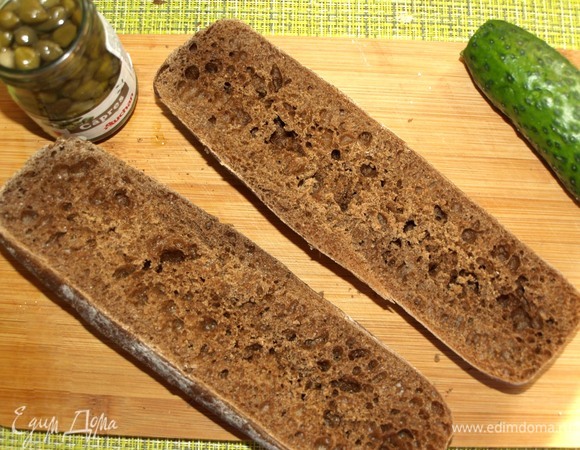 Для сэндвича подойдет любой ржаной хлеб. Я использовала ржаной батард весом 120 г. Батард разрезать на две половинки или взять два куска ржаного хлеба.