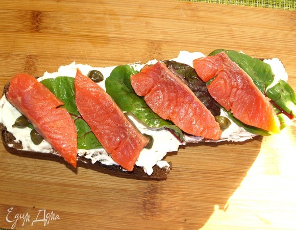 Слабосоленую семгу нарезать на ломтики. Удалить кости, если необходимо. Выложить на листья салата.